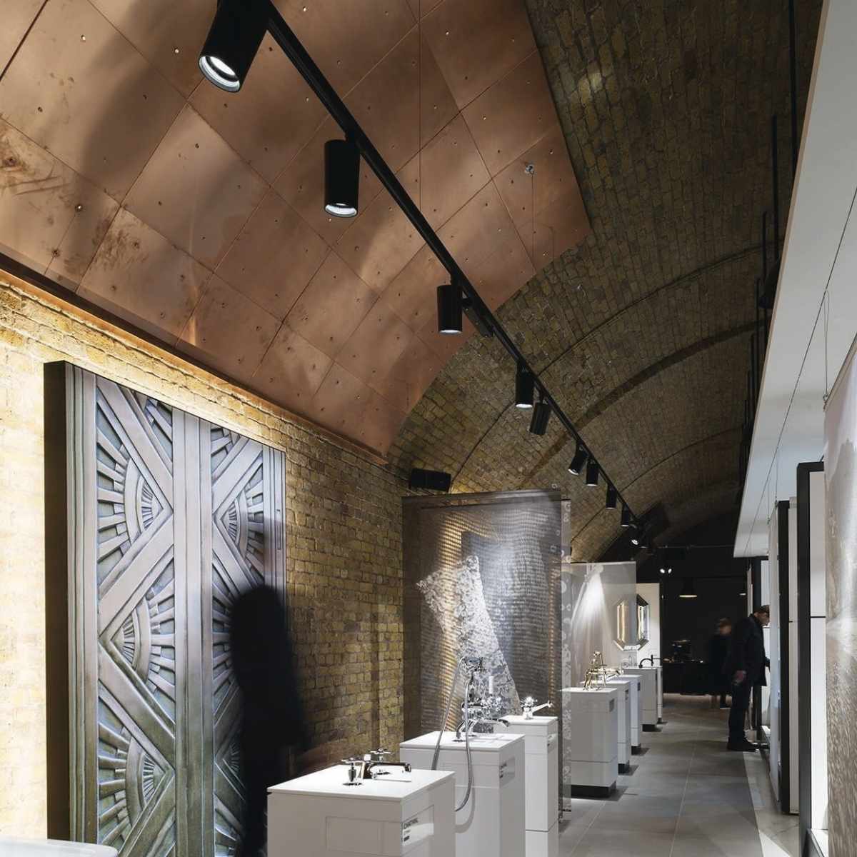 đèn rọi ray – giải pháp vừa đẹp, vừa hiệu quả để “biến không gian quán của bạn thành nơi khách muốn ở lại thật lâu.”